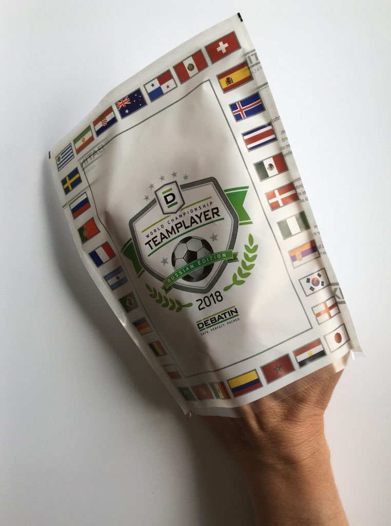 Cleanfix_Hand Hand holding a CLEANFIX® bag in the 2018 Teamplayer World Cup edition, decorated with flags and a football emblem.