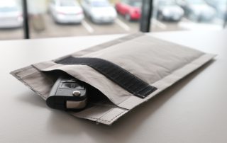 Tasche mit Schlüssel und PKW