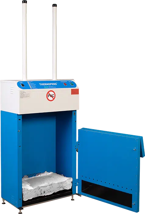 Debatin Presse geöffnet mit gepressten Kunststoffbeuteln An open thermal baler with a view of a compact bale made of melted and compressed plastic bags inside the machine, demonstrating how the baler significantly reduces the volume of the waste.